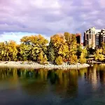 New! 3Br Family W Yard - Sleeps 8, Free Banff Pass, Wine, Netflix & Parking! Large Group Option, Ask Us!