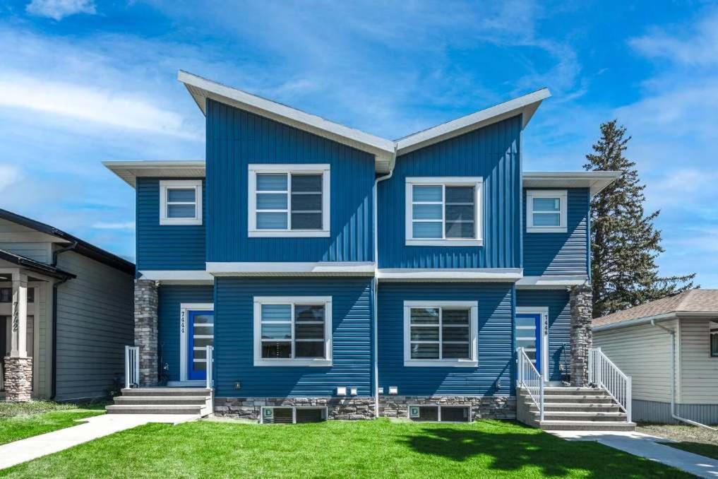 New! 3br Family W Yard - Sleeps 8, Free Banff Pass, Wine, Netflix & Parking! Large Group Option, Ask Us! Holiday home Calgary