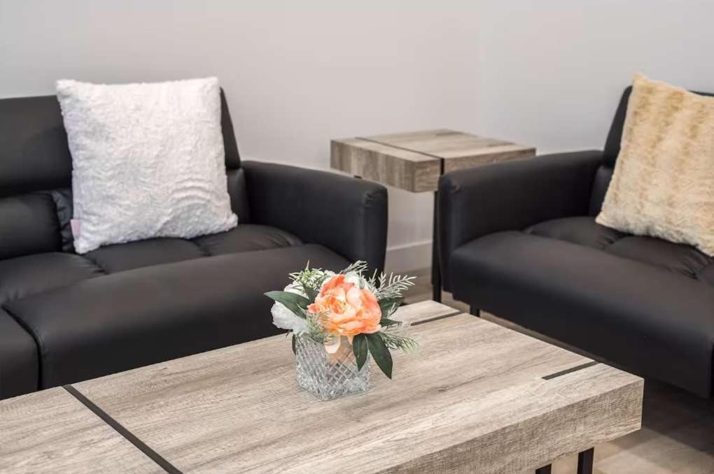 New! 3br Family W Yard - Sleeps 8, Free Banff Pass, Wine, Netflix & Parking! Large Group Option, Ask Us! * Calgary
