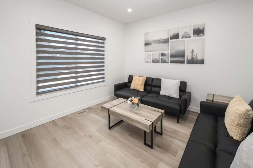 New! 3br Family W Yard - Sleeps 8, Free Banff Pass, Wine, Netflix & Parking! Large Group Option, Ask Us! Holiday home Calgary