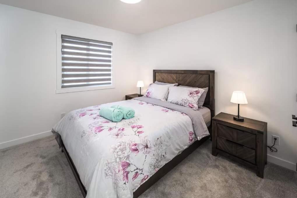 Holiday home New! 3br Family W Yard - Sleeps 8, Free Banff Pass, Wine, Netflix & Parking! Large Group Option, Ask Us! *
