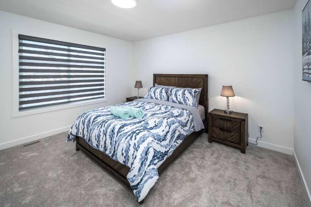 New! 3br Family W Yard - Sleeps 8, Free Banff Pass, Wine, Netflix & Parking! Large Group Option, Ask Us! Holiday home Calgary