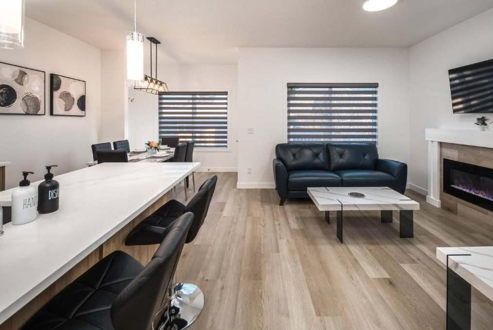 New! 3br Family W Yard - Sleeps 8, Free Banff Pass, Wine, Netflix & Parking! Large Group Option, Ask Us! Holiday home Calgary