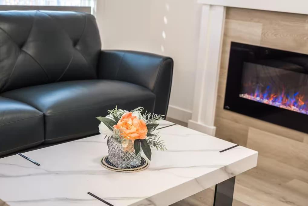 New! 3br Family W Yard - Sleeps 8, Free Banff Pass, Wine, Netflix & Parking! Large Group Option, Ask Us! * Calgary