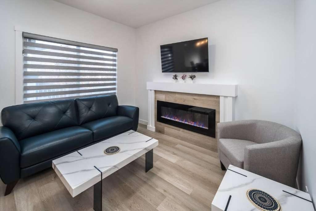 Holiday home New! 3br Family W Yard - Sleeps 8, Free Banff Pass, Wine, Netflix & Parking! Large Group Option, Ask Us!