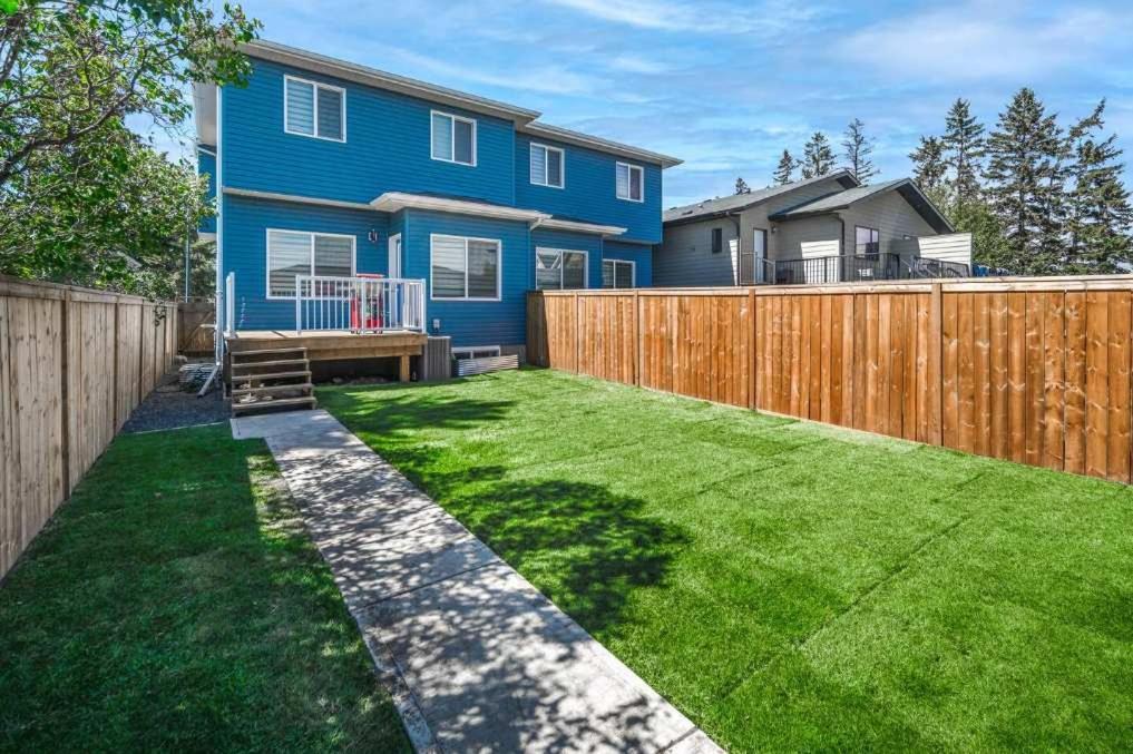 Holiday home New! 3br Family W Yard - Sleeps 8, Free Banff Pass, Wine, Netflix & Parking! Large Group Option, Ask Us! Calgary
